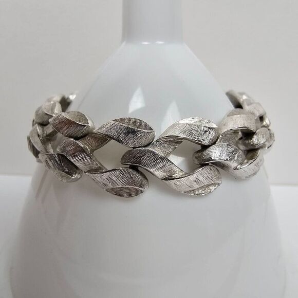 Vintage Monet Silver Tone Textured Open Heart Link Bracelet Safety Chain MCM - Picture 1 of 12